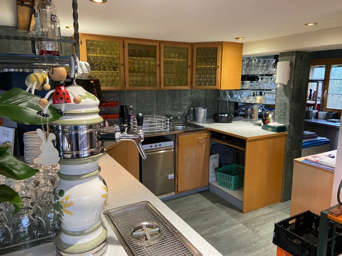 Ein Tresen und der Küchenbereich eines Lokals.